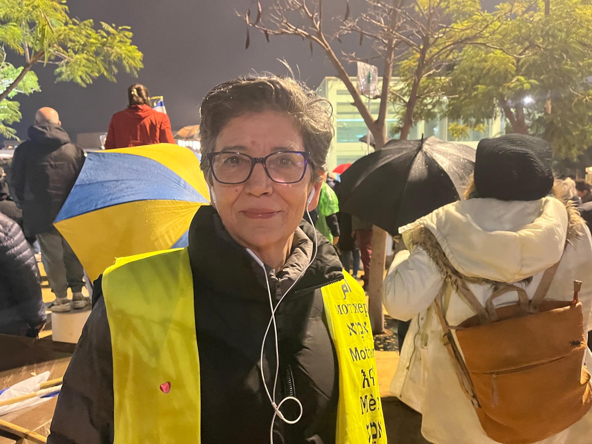 Woman wearing glass and yellow safety vest