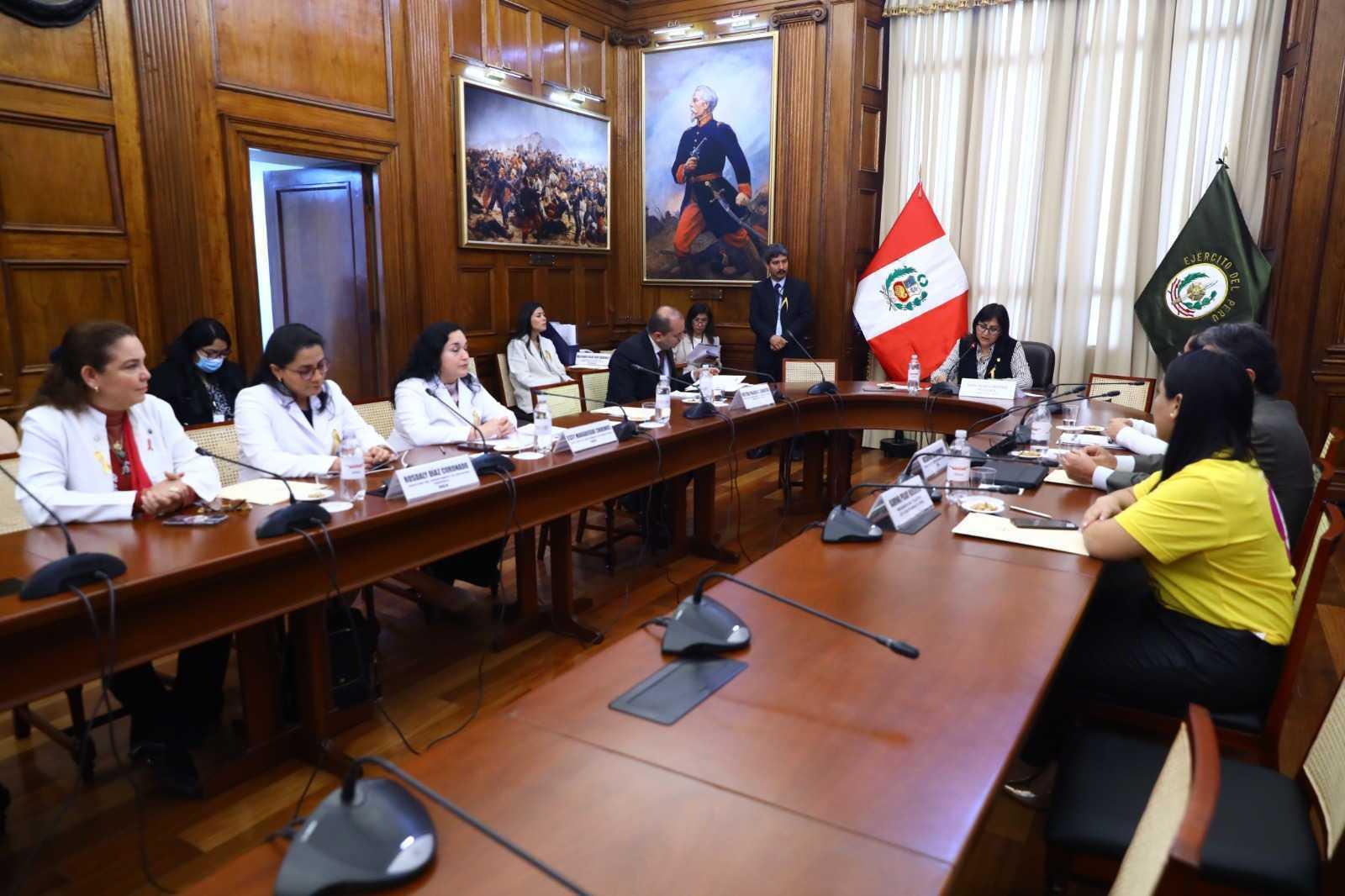 Members of Colectivo Ley de Cancer en Perú meet with members of Congress in Peru in 2023.