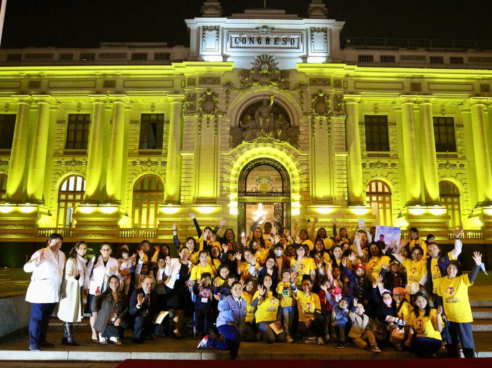 Sick children and their parents showed up in front of the building of the Peruvian Congress in September of 2023 to demand accountability for cancer patients in Peru.