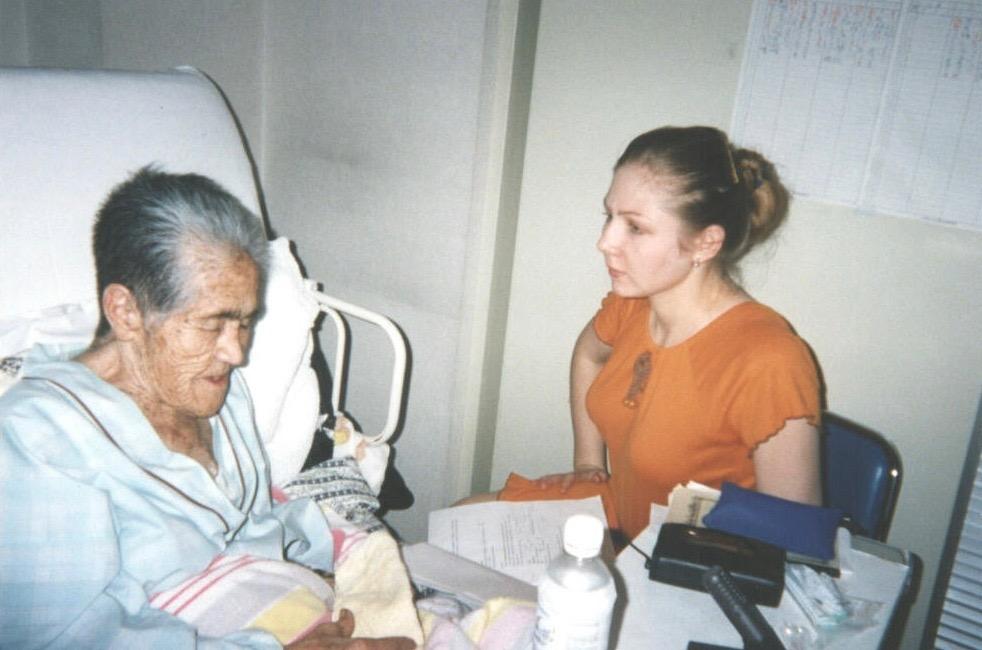Linguist Anna Bugaeva interviews Ainu speaker Ito Oda in her hospital room.