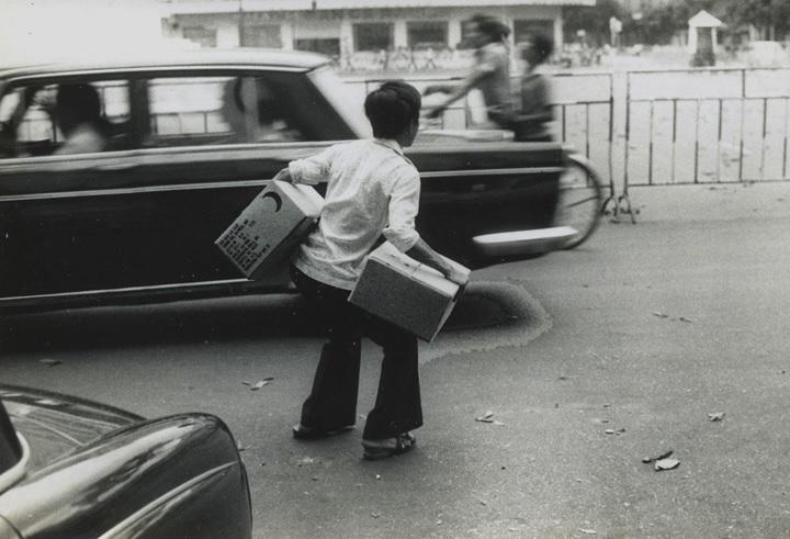 A South Vietnamese in Saigon looting an American commissary, April 30, 1974.