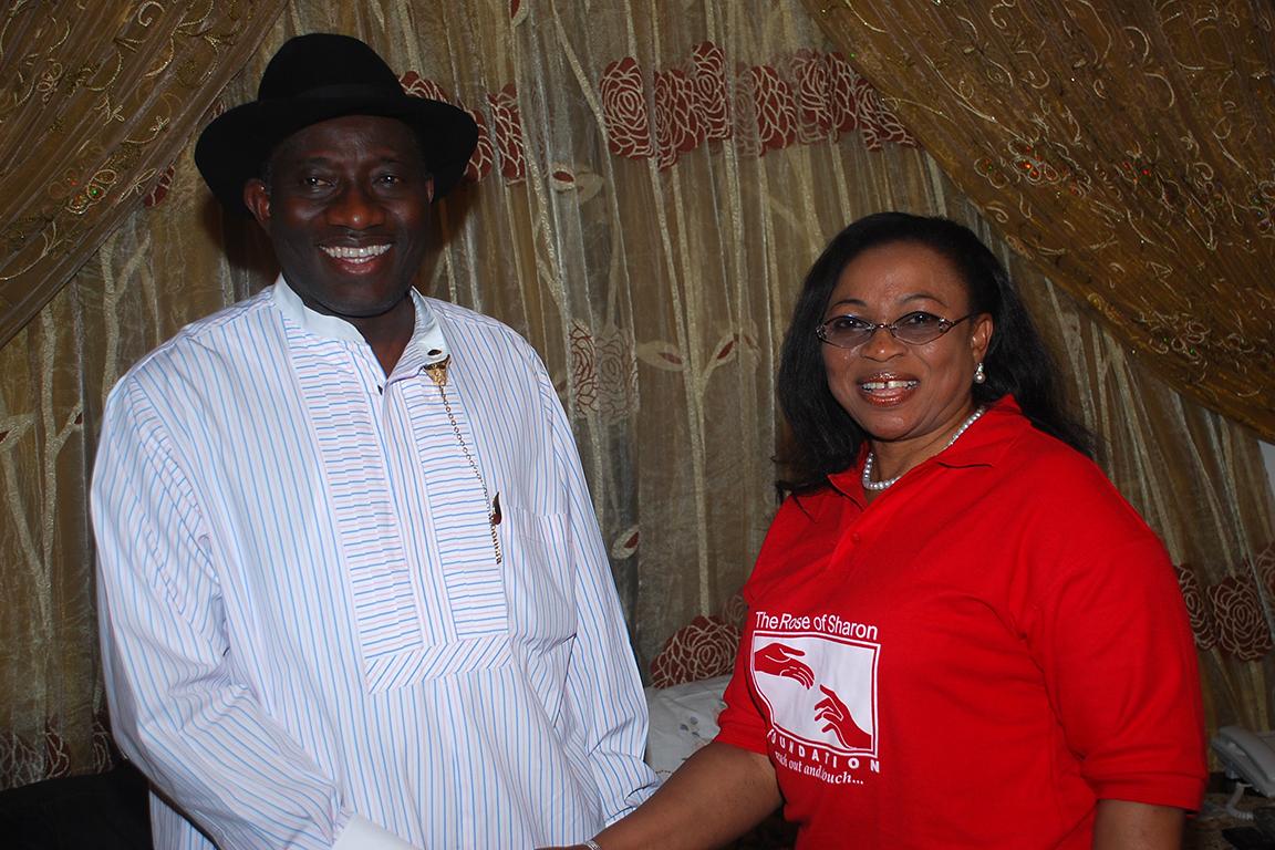 Folorunsho Alakija shakes hands with Nigerian president Goodluck Jonathan. In an historic March 2015 election, voters decided not to re-elect him. (credit: Rose of Sharon Foundation)
