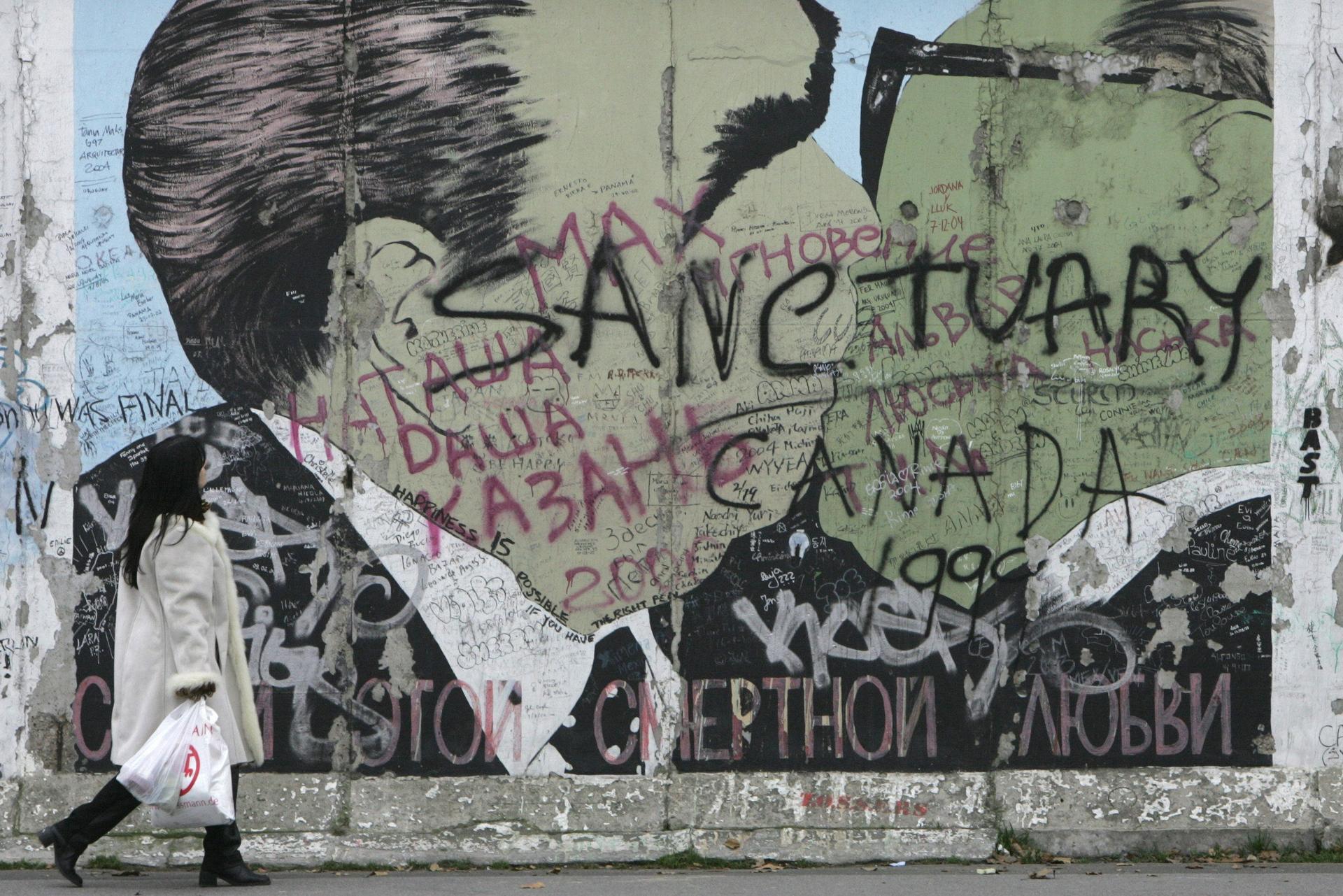 Господи помоги выжить среди этой смертной любви. Поцелуй Брежнева на Берлинской стене. Граффити поцелуй Брежнева и Хонеккера. Граффити на Берлинской стене Брежнев и Хонеккер.
