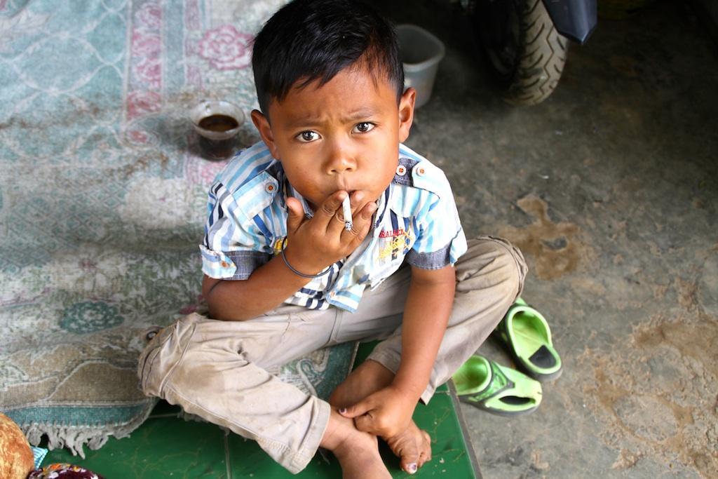 smoking kid in indonesia