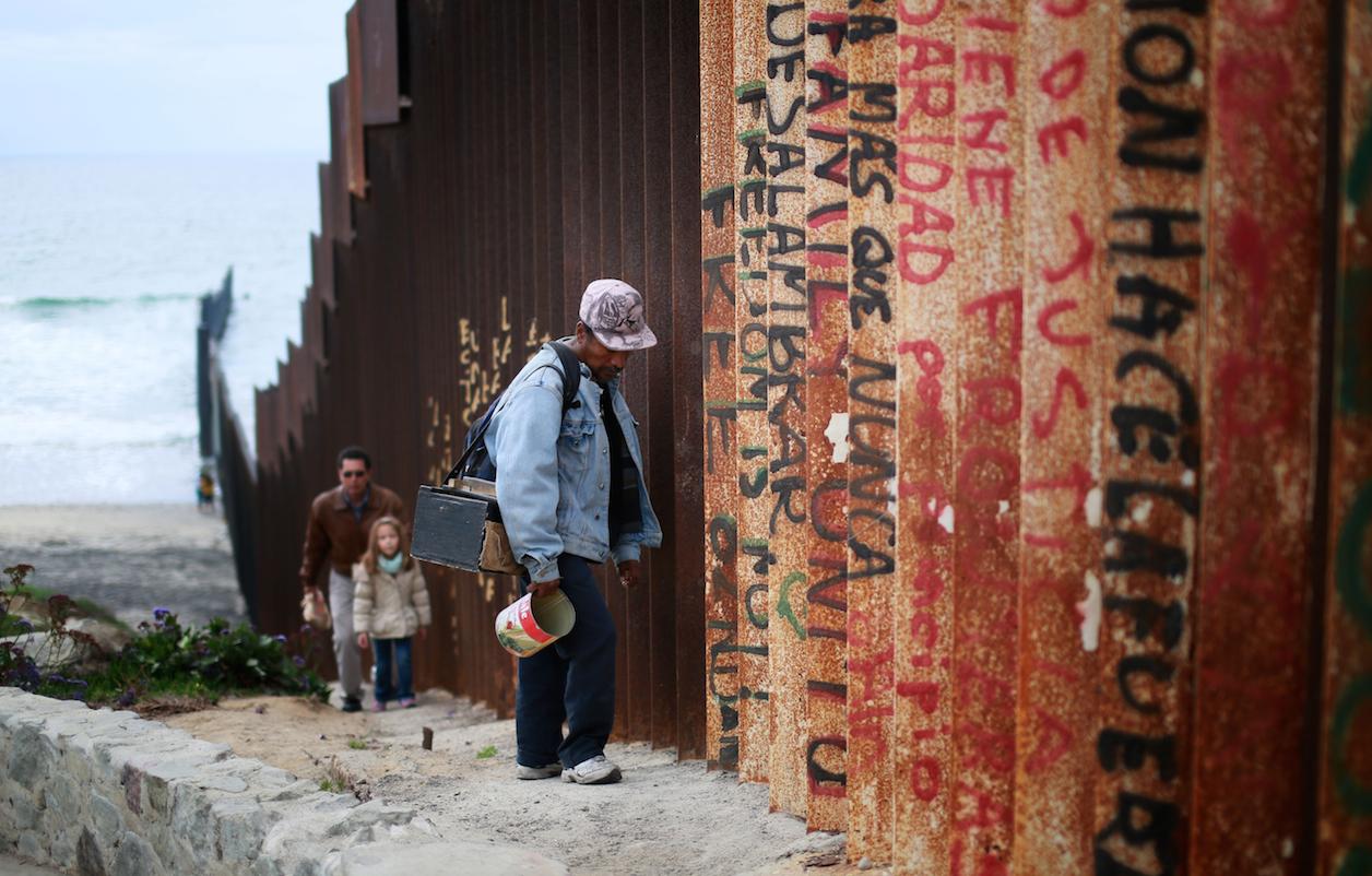 Mexico migrants US border fence