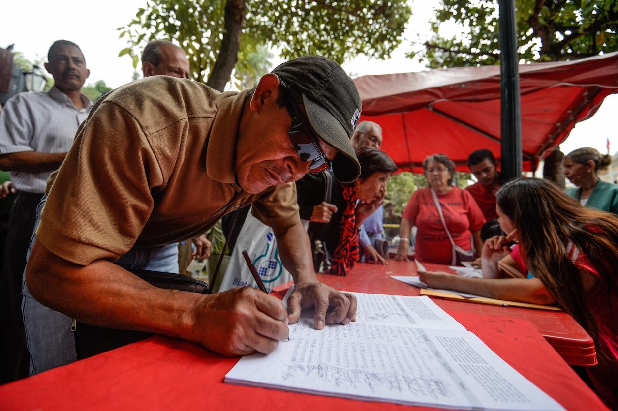Venezuelan man signs petition against Obama