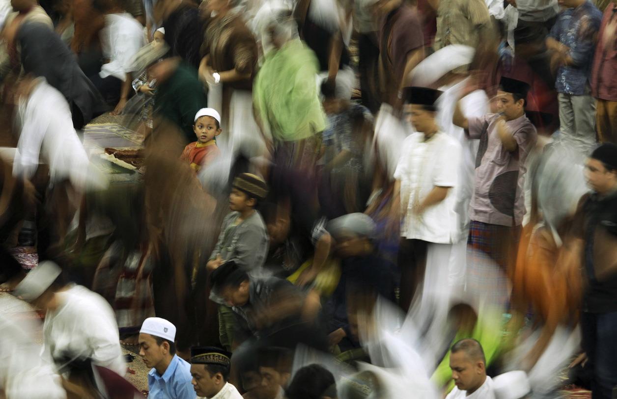 Indonesian Muslims attend Ramadan tarawih prayer at Al Markas Al Islami mosque in Makassar, Indonesia, June 17, 2015.