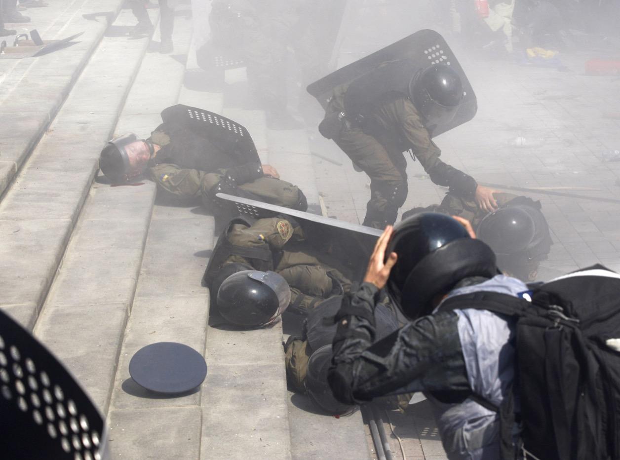 Ukraine police hurt