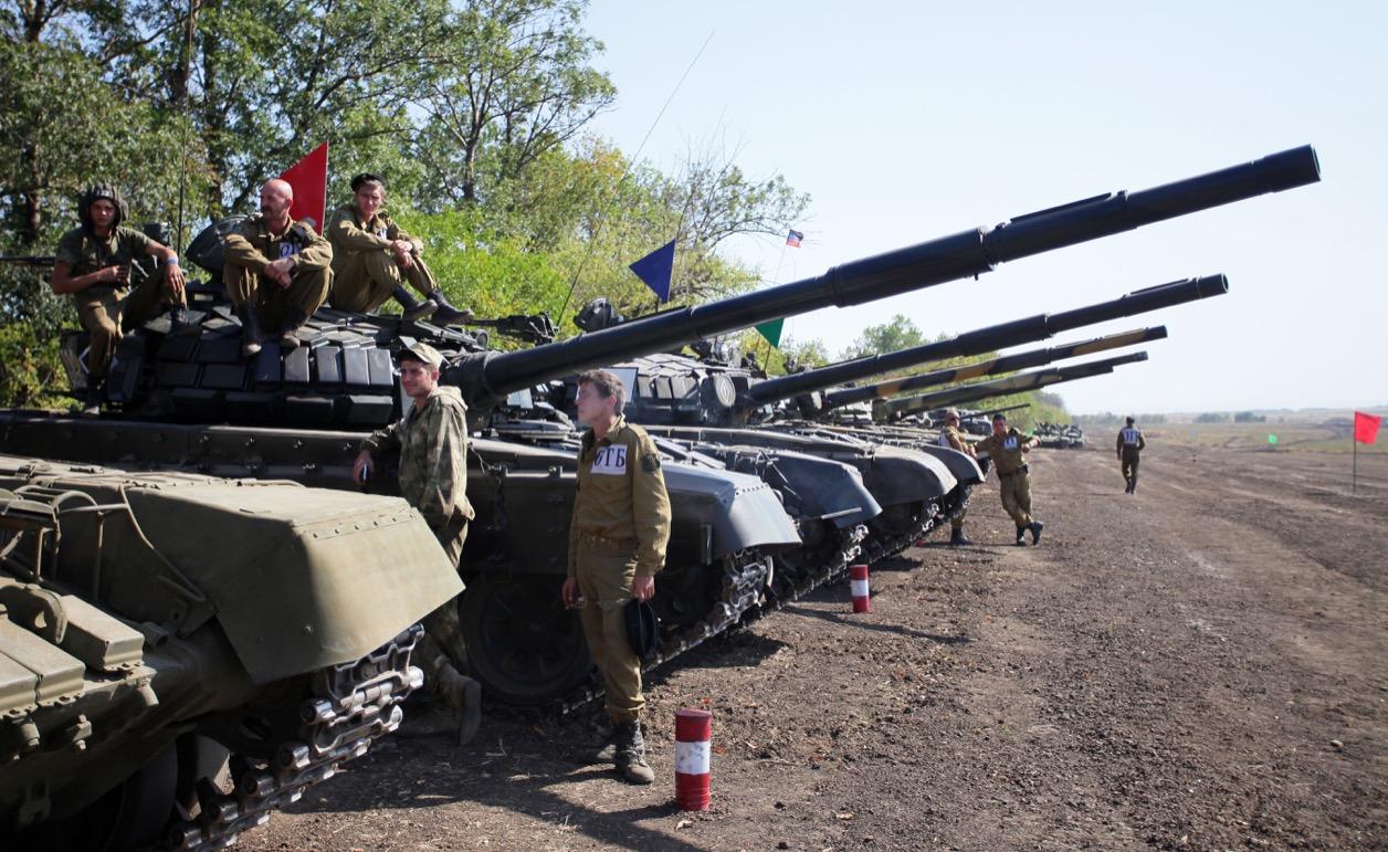 Ukraine rebels on tanks