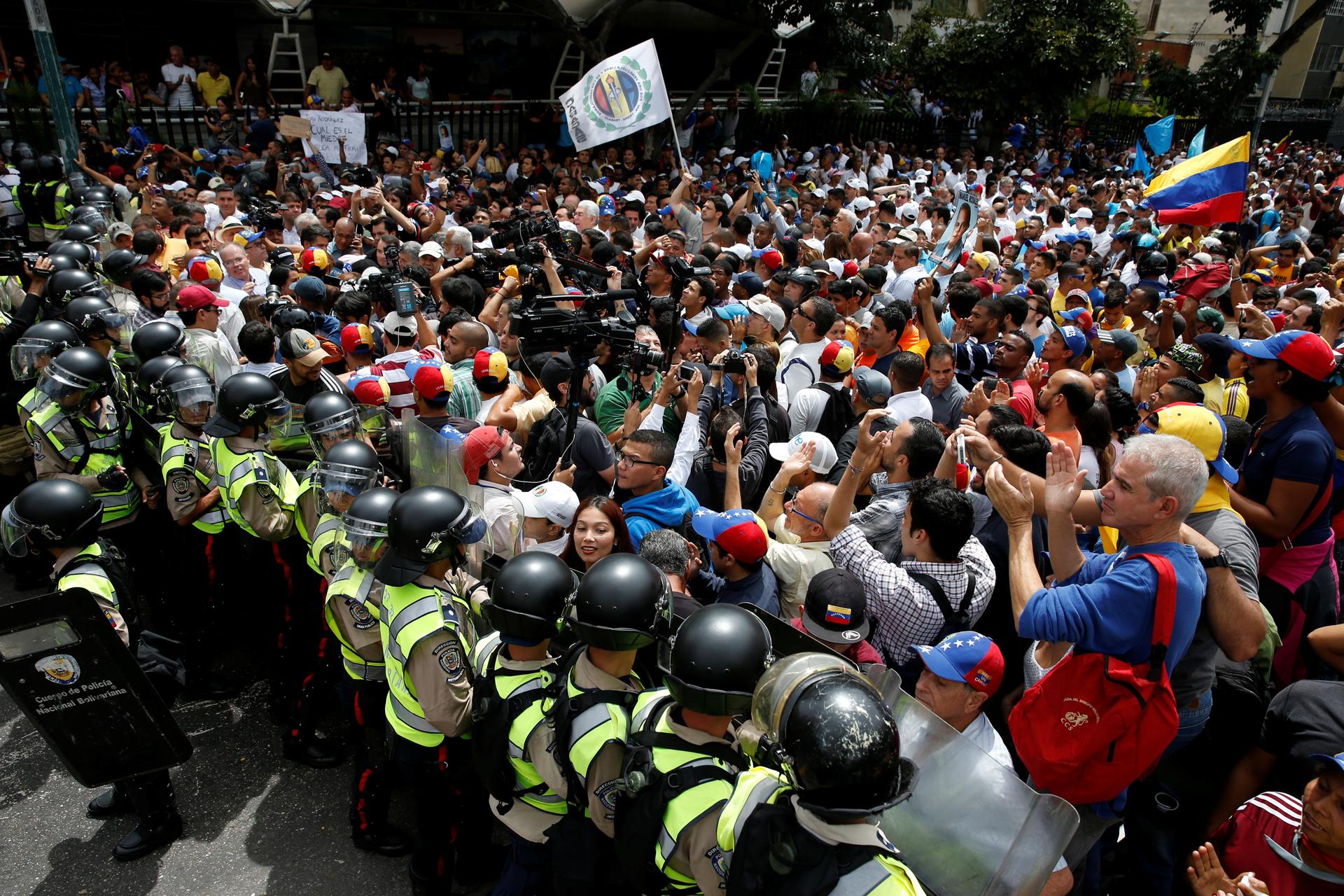 Opposition supporters clash with riot policemen during a rally to demand a referendum to remove President Nicolas Maduro in Caracas, Venezuela, May 18, 2016. 