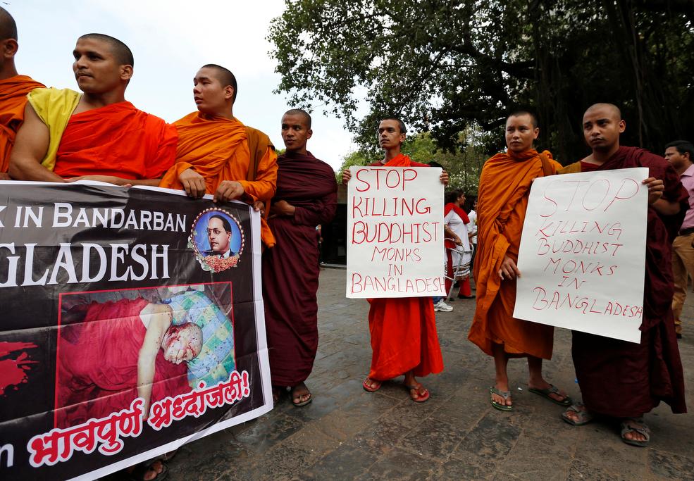 Buddhist monks participate in a protest against the murder of a monk in Bangladesh, in Mumbai, India, May 23, 2016.