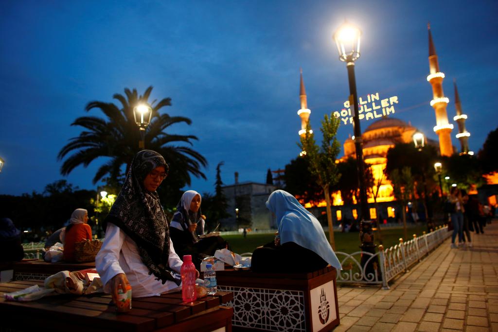 Muslims break their fast at Sultanahmet square on the first day of the holy fasting month of Ramadan in Istanbul, Turkey, June 6, 2016. 