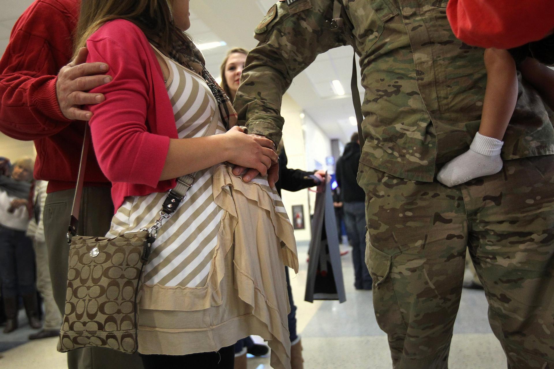 Командировка солдат. Жена военного. Встреча солдата. Жена солдата. Военный с женой и ребенком.