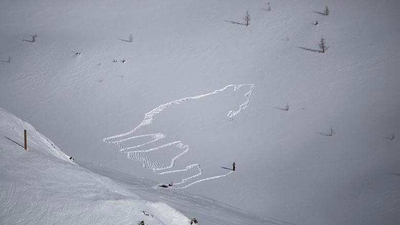 Simon Beck making the outline of his howling wolf image.