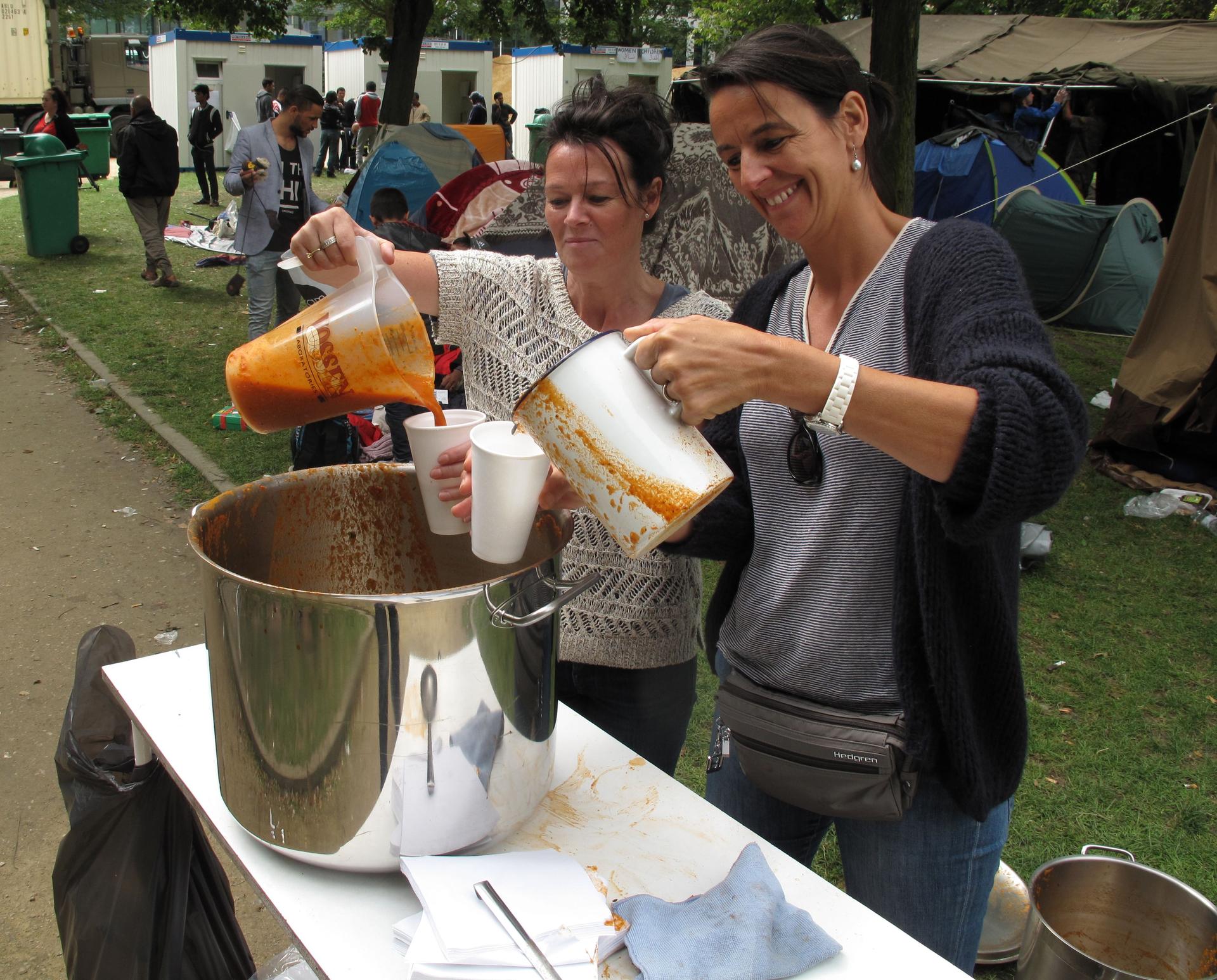 Charlotte and Marijn, two stay-at-home moms from Brussels, say they saw the situation on the news and wanted to pitch in. Their homemade tomato soup (fresh, no canned tomatoes) was to make the refugees feel welcome and demonstrate that Europeans could ban