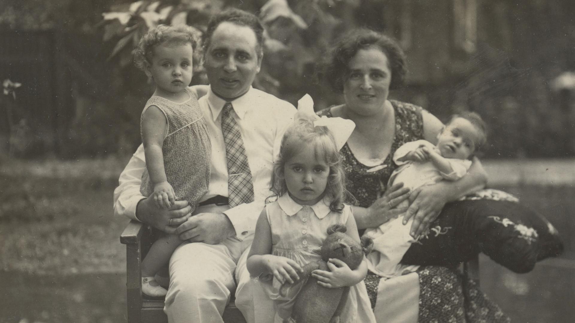 (Center Front) Mirjam Geismar de Zoete; (Center Left) father Chaim de Zoete, with daughter Judith; (Center Right) mother Sophia de Zoete, with daughter Hadassah.