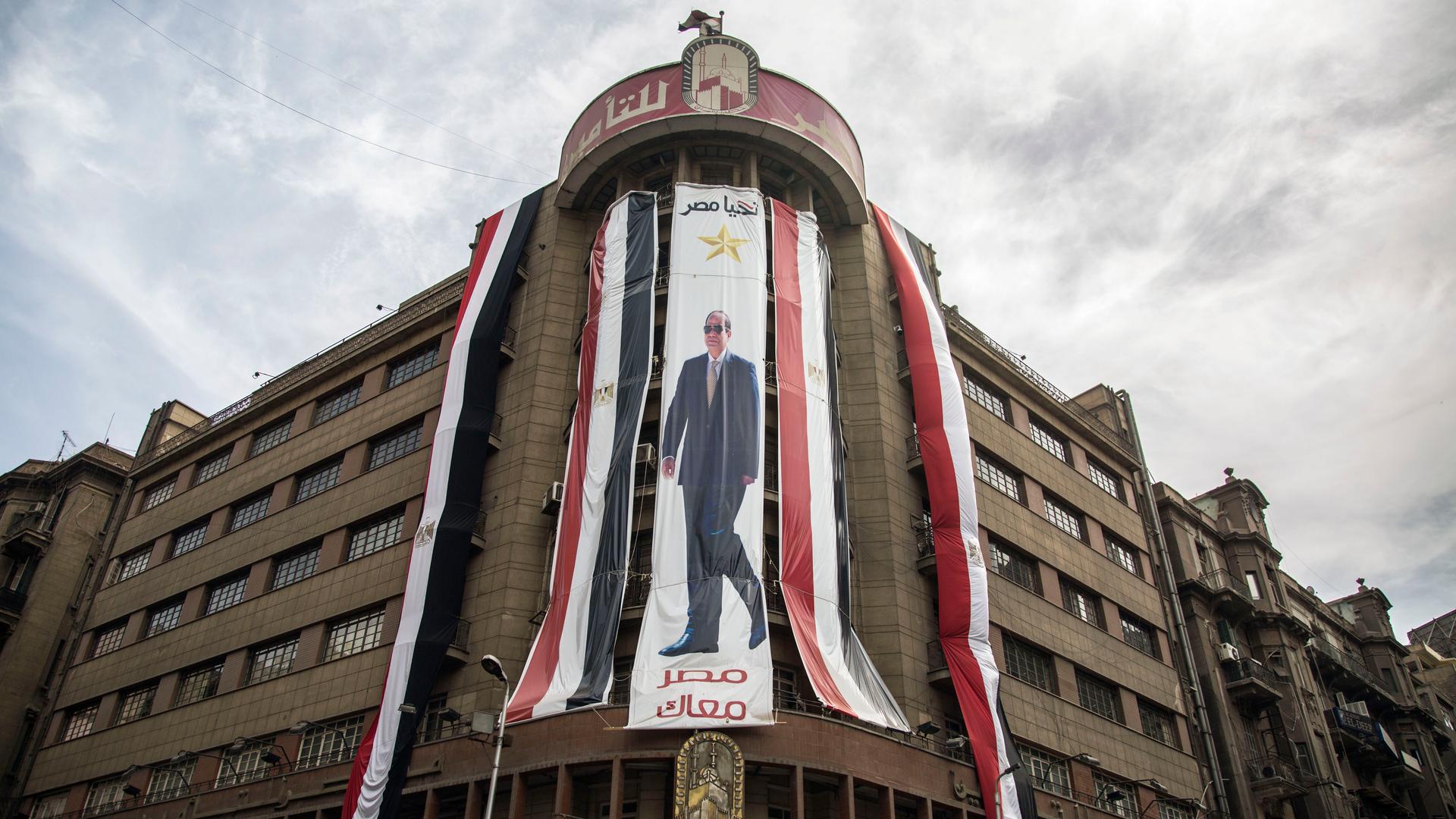 A Sisi banner hangs in Cairo for the presidential election.