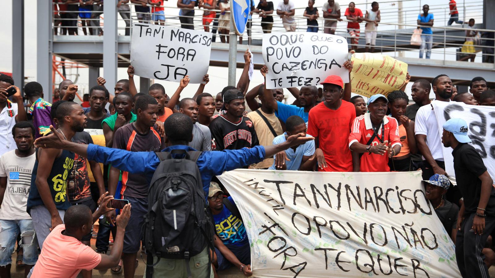 Protesters demonstrate against corruption in Luanda, Angola, April 7, 2018. 