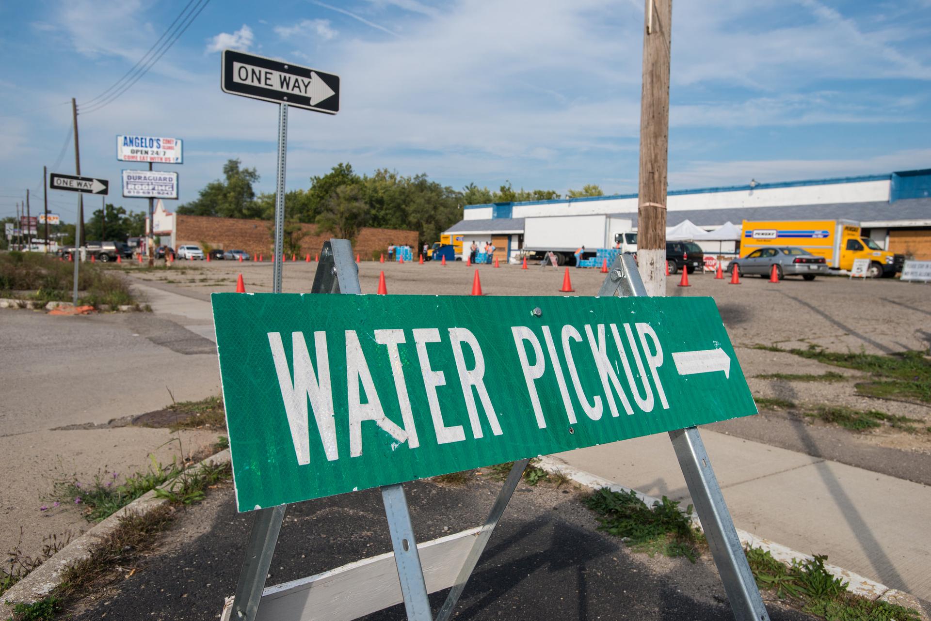 Sign pointing to a water distribution site in Flint, MI.
