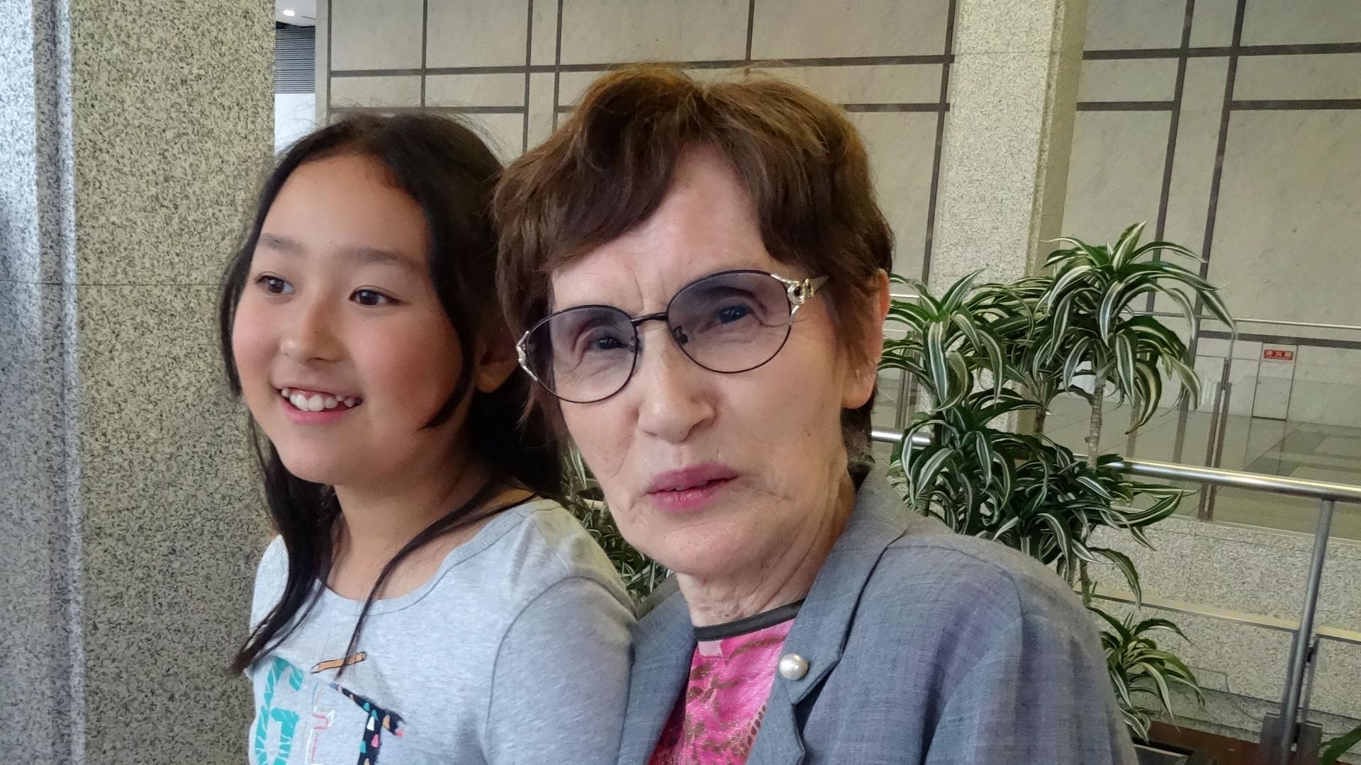 Hiroshima survivor Sueko Hada and her great-granddaughter Luna.