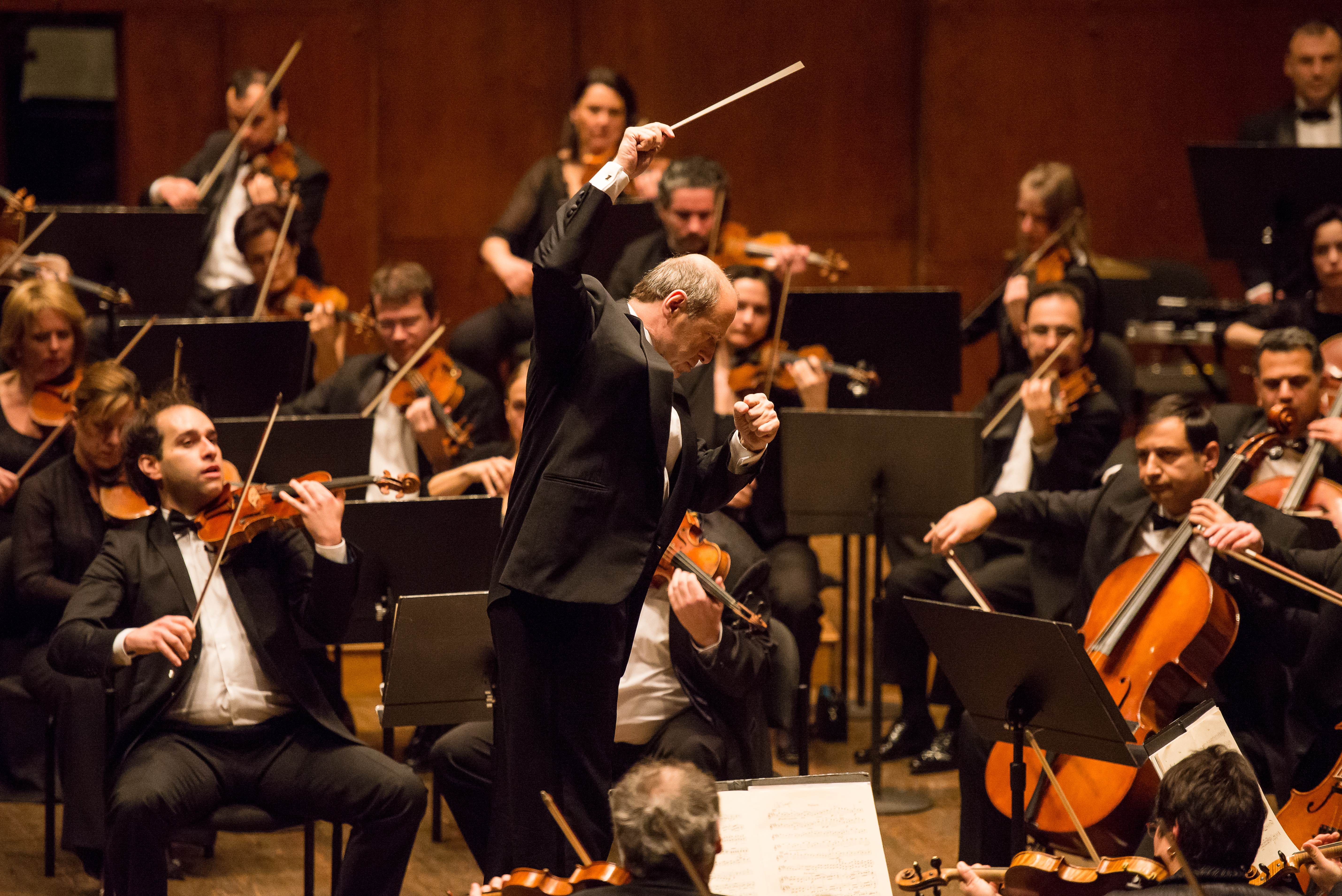 Ivan Fischer conducts the Budapest Festival Orchestra with great flourish.