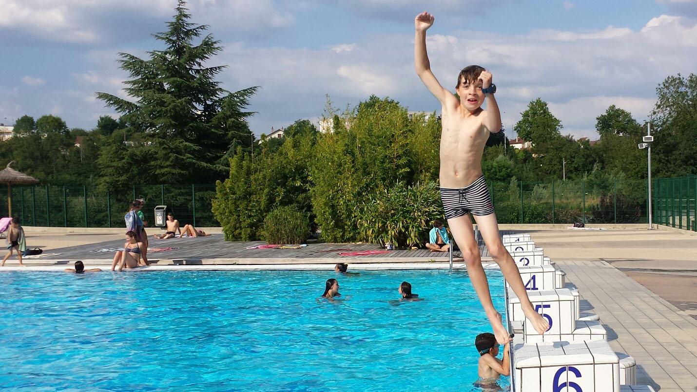 Boy jumps into public pool in Auxerre.