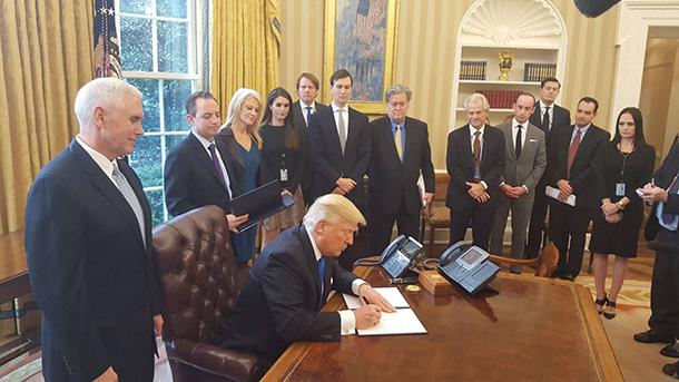 Trump signng