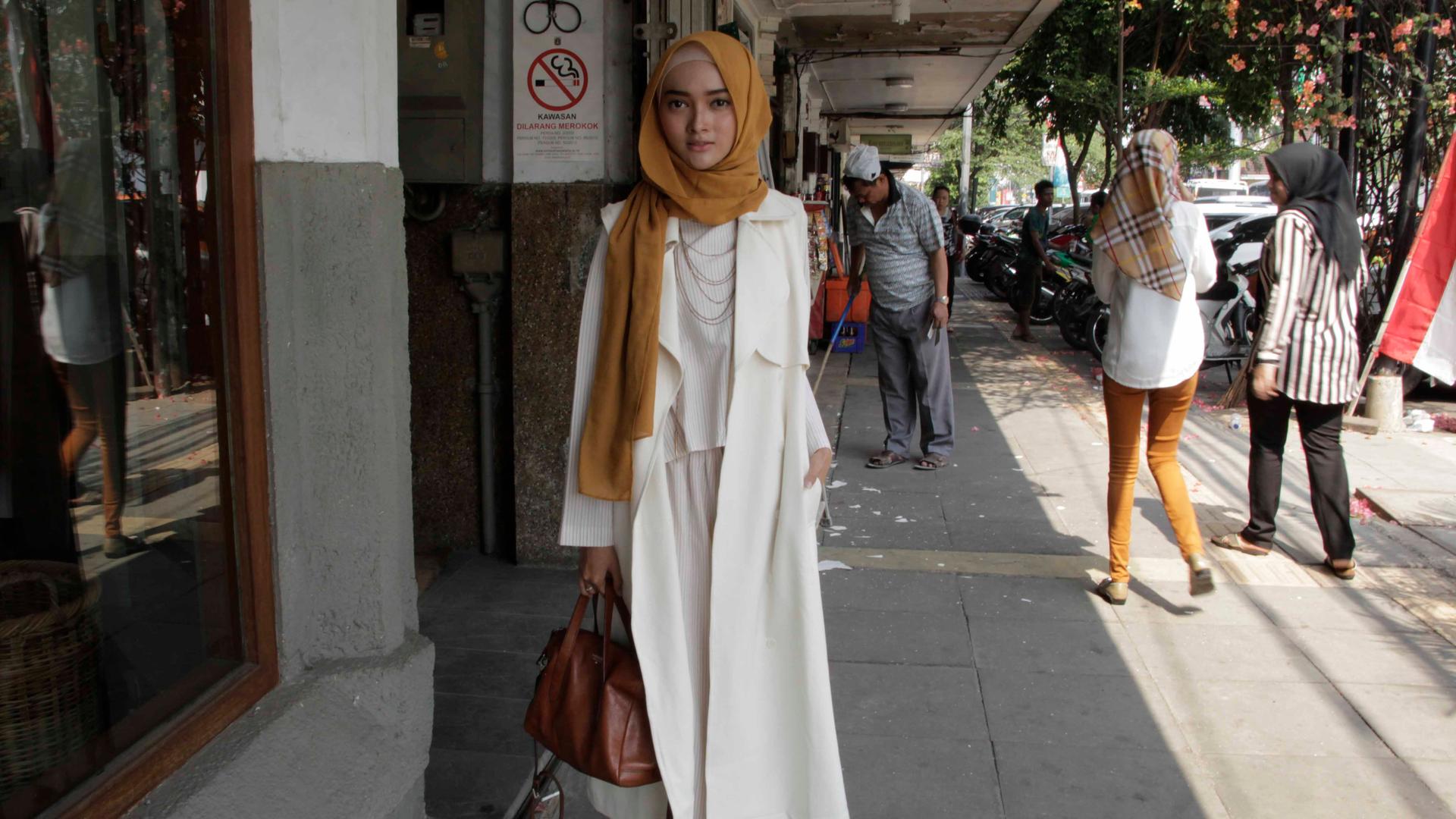 Puteri Hasannah Karunia is a popular fashion blogger, one of Indonesia's generation of young Muslim fashionistas known as "hijabers."