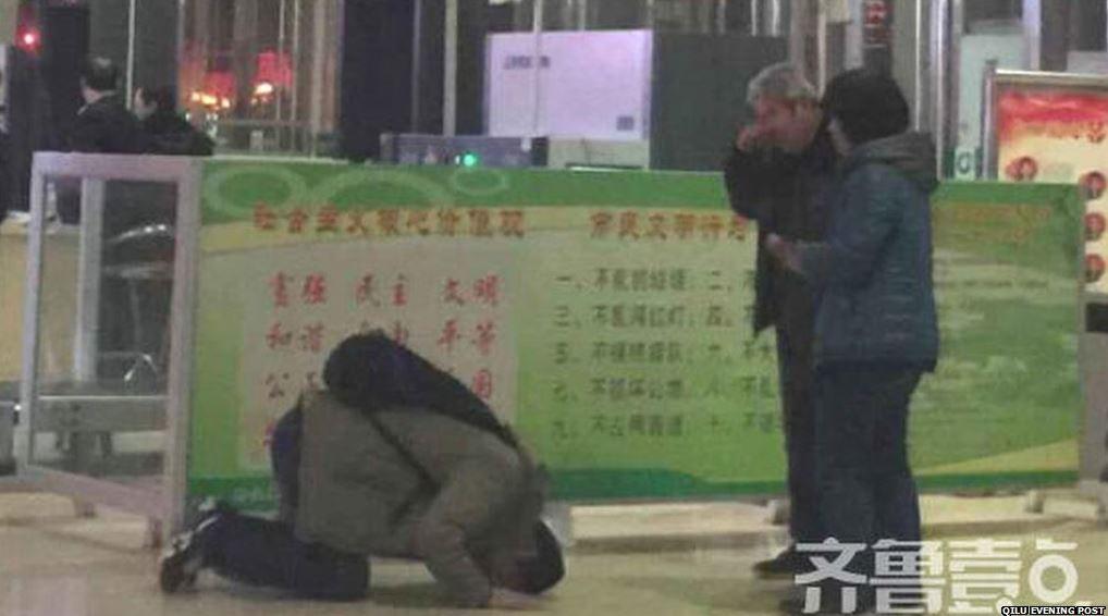 This photograph published in the Qilu Evening Post on February 10, 2016, shows Zhang Jinli's deep kowtow before his parents near a trainstation in China.
