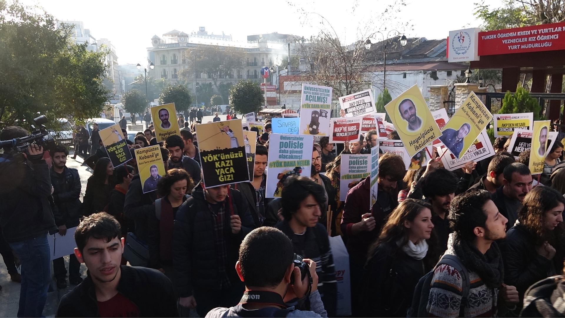 A student-led protest marches to Istanbul University’s Faculty of Arts and Sciences with a banner that reads, “Through the imagination to the Power” and “From Campus to Kobane”. 