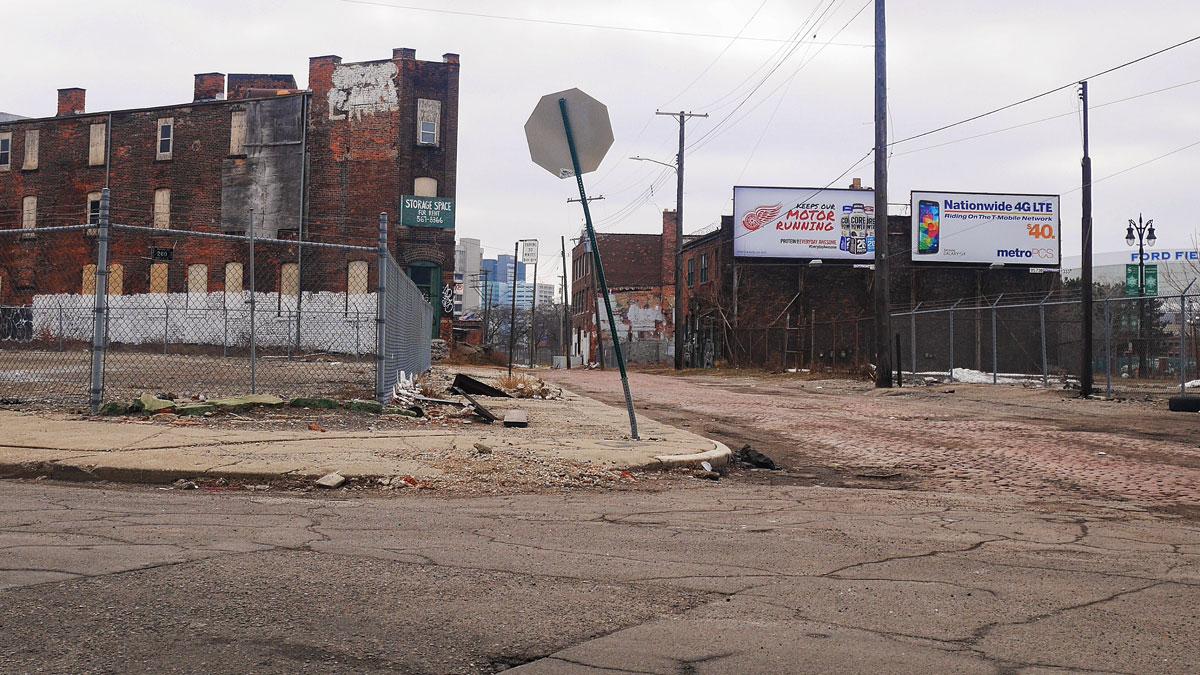 A rundown street corner in Detroit not far from Ford Field.