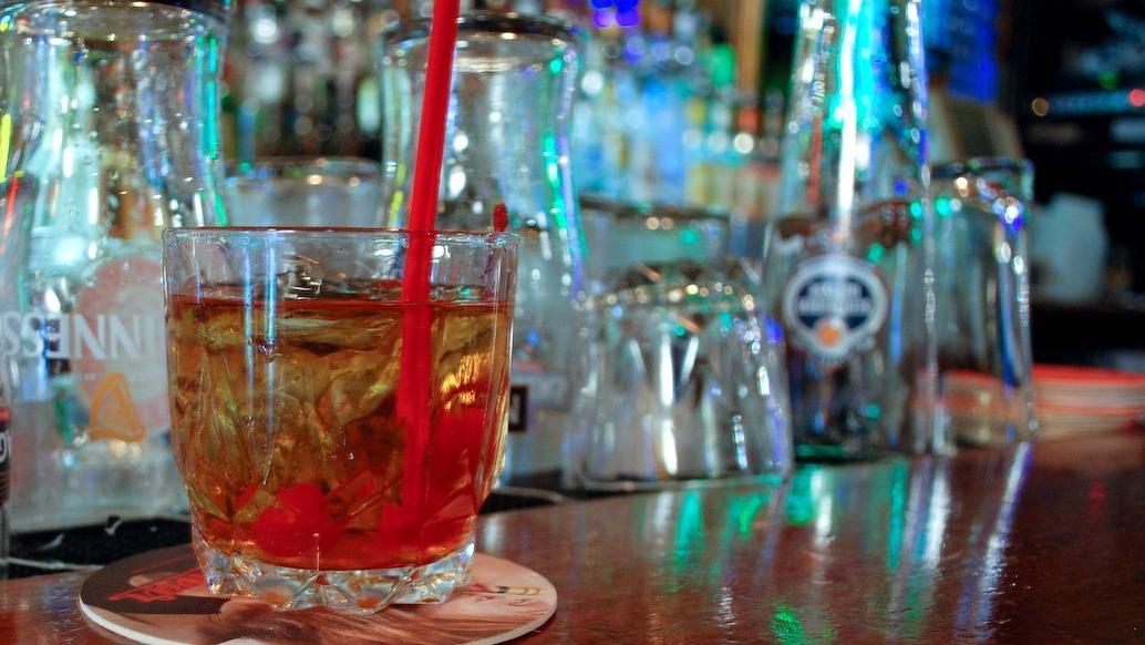 Although there are several drinks based on bourbon, many enthusiasts prefer the alcohol straight in a glass on the rocks.