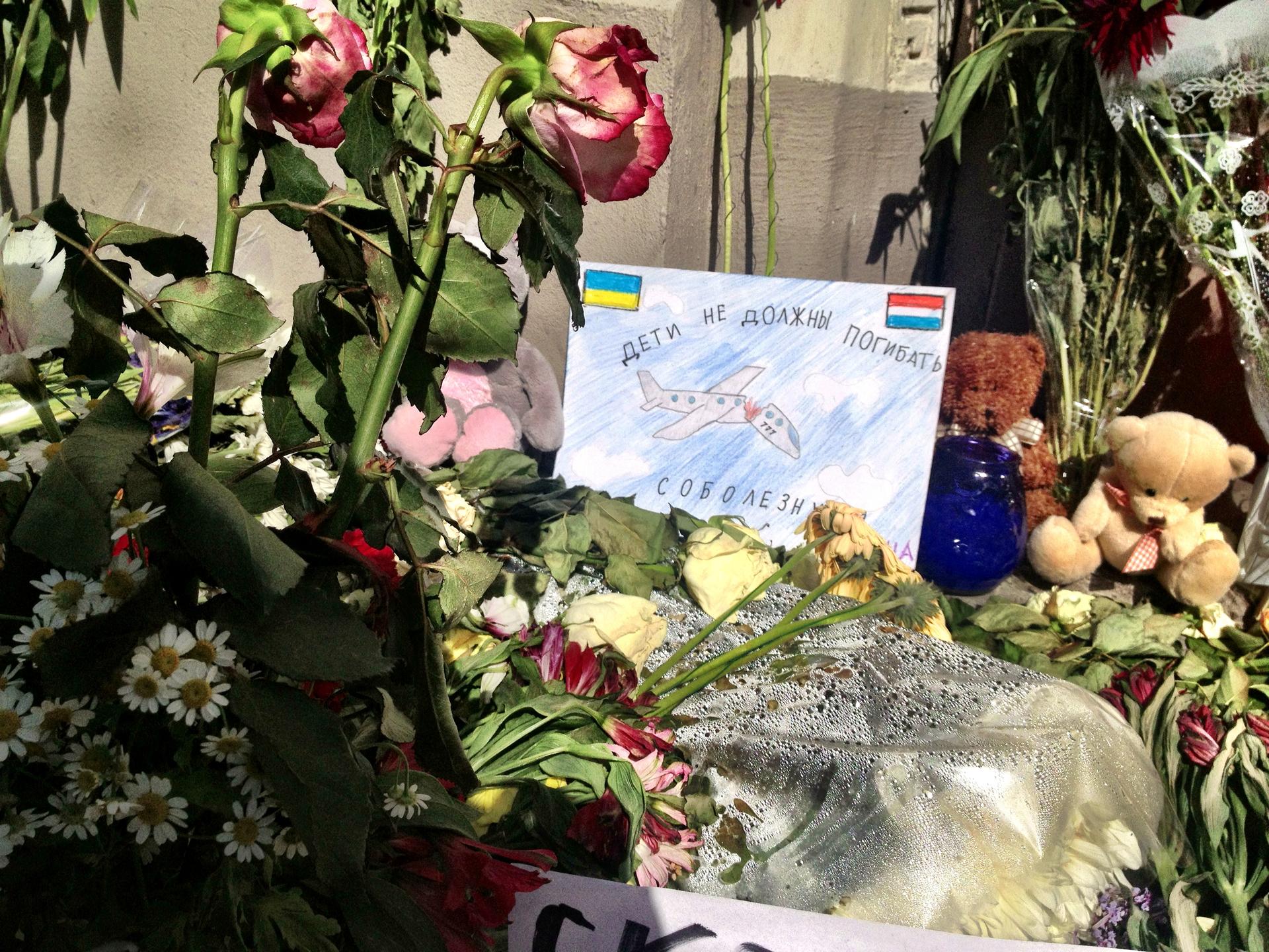 Russians have been lighting candles and leaving flowers and messages at the Dutch embassy in Moscow to show respect for the passengers who died on Malaysia Airlines Flight 17. Most of the victims were Dutch.