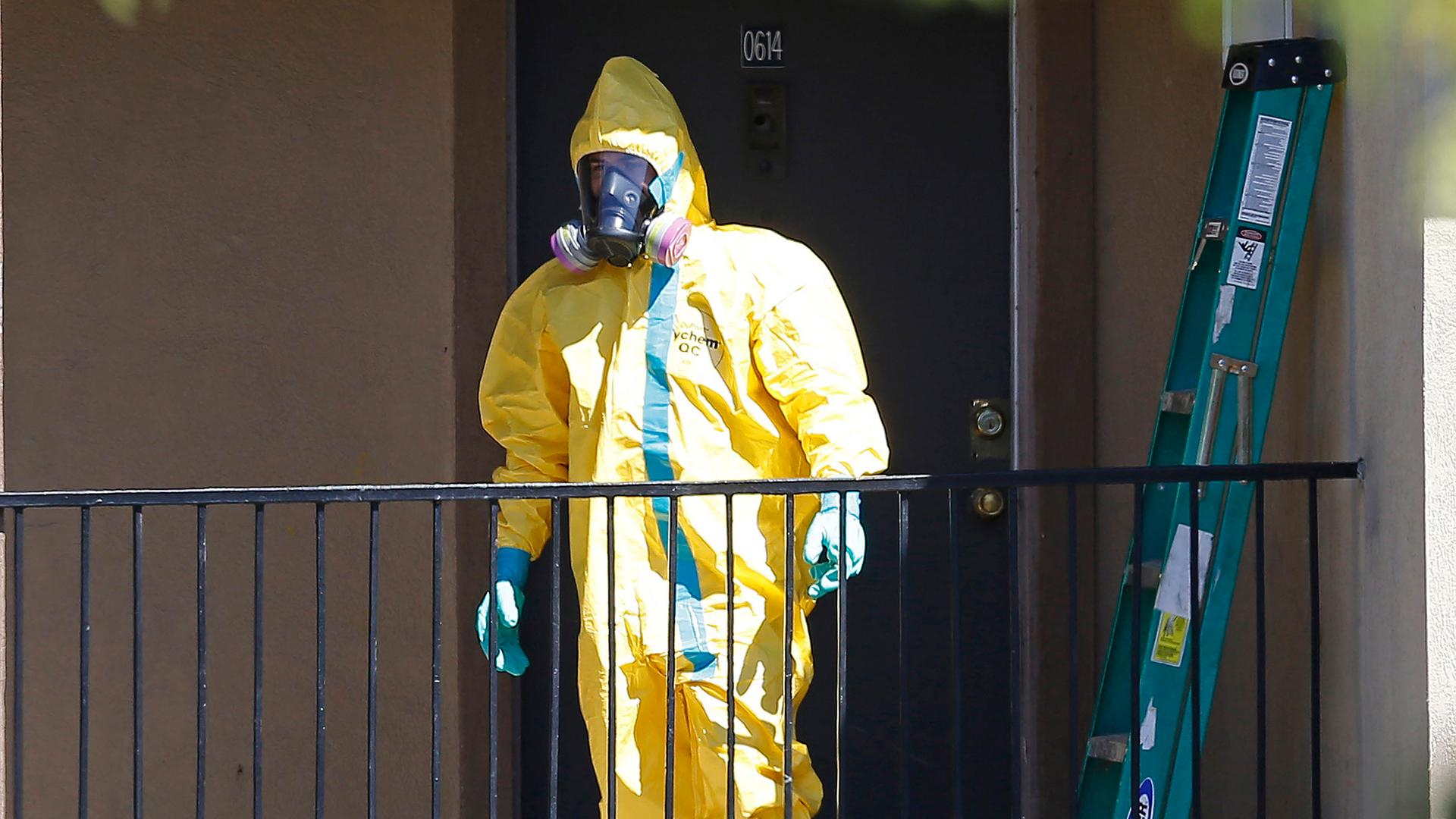 A worker wearing a hazardous material suit arrives at the apartment unit where a man diagnosed with the Ebola virus was staying in Dallas, Texas, on October 3, 2014.