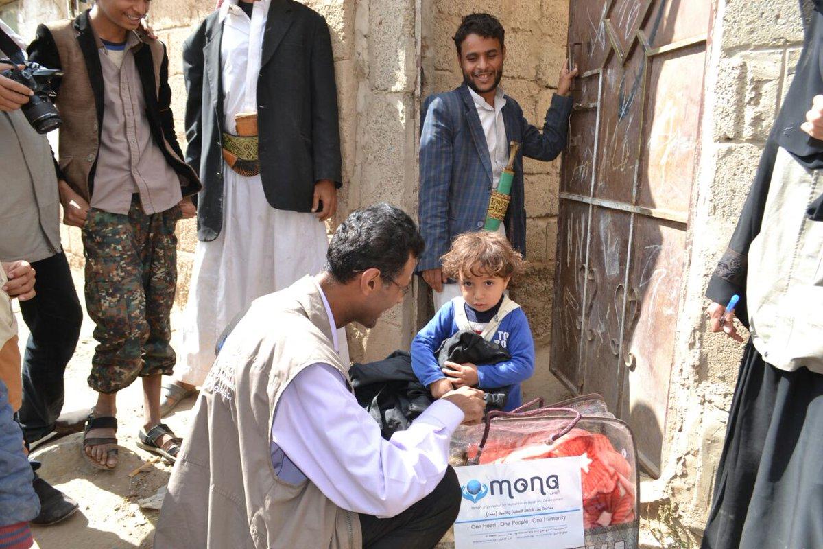 Fatik Al-Rodaini of Mona Relief, partnering with IOM - UN Migration Agency in Yemen, distributing hygiene kits and blankets to displaced families in Sanaa, December 2016