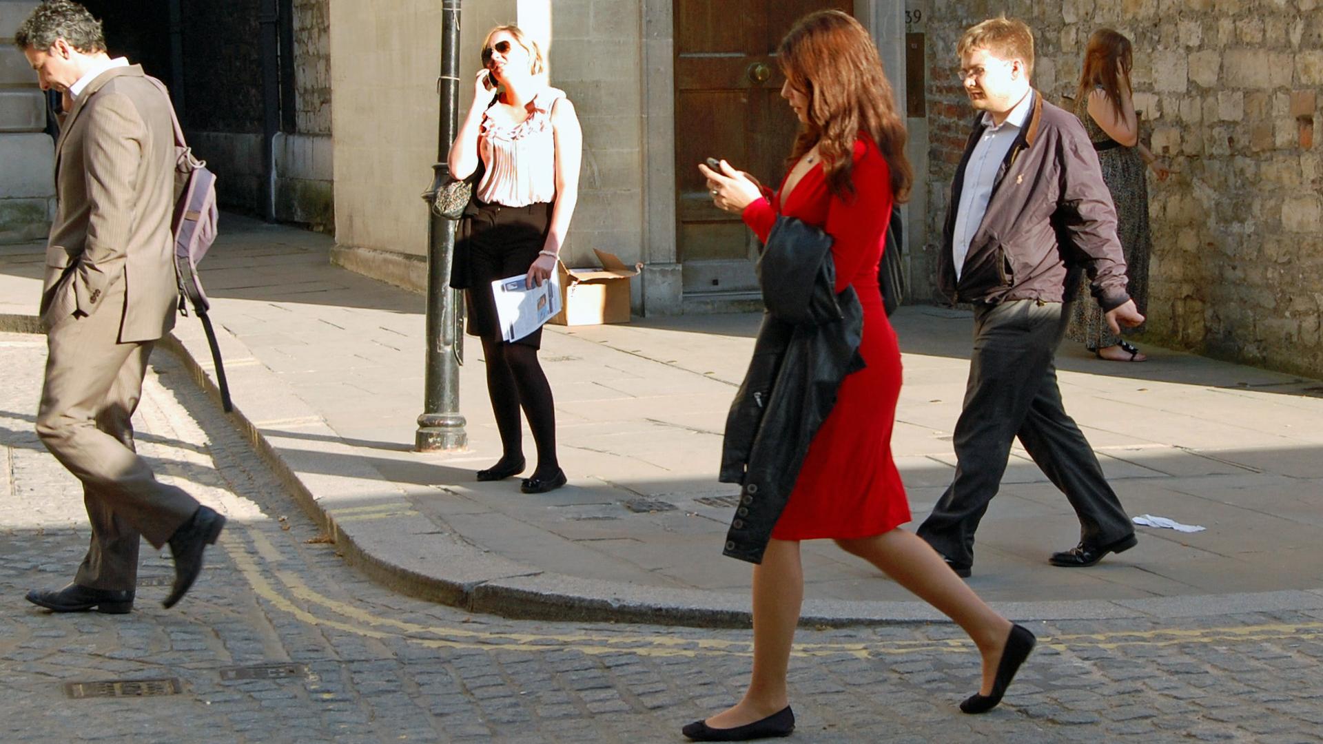 Woman 'wexting,' or walking while texting
