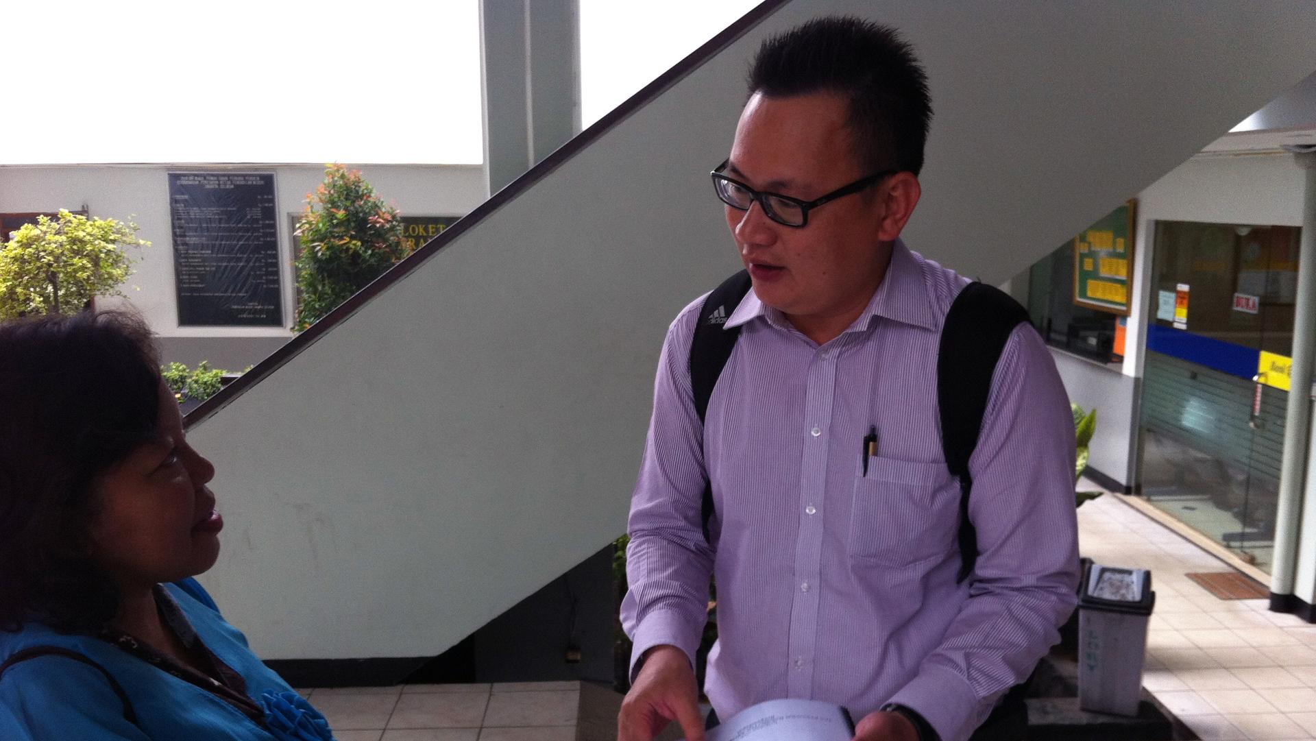 Benny Handoko discusses his Twitter defamation case with Susy Rizky, one of his supporters, after a defense hearing.