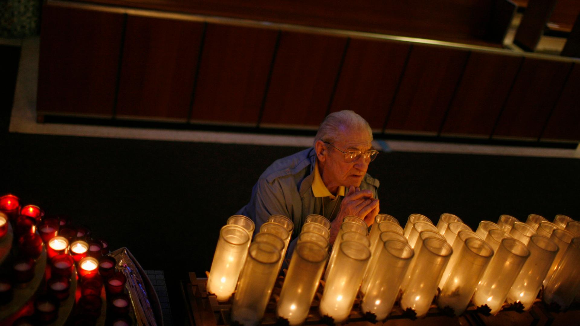 Leo Kurcz, 89, prays at Immaculate Conception Catholic Church in Chicago, Illinois  on April 10, 2008. Hispanics still make up the majority of Catholics in the US. But a new national survey from the Pew Research Center reveals that the Catholic share of H