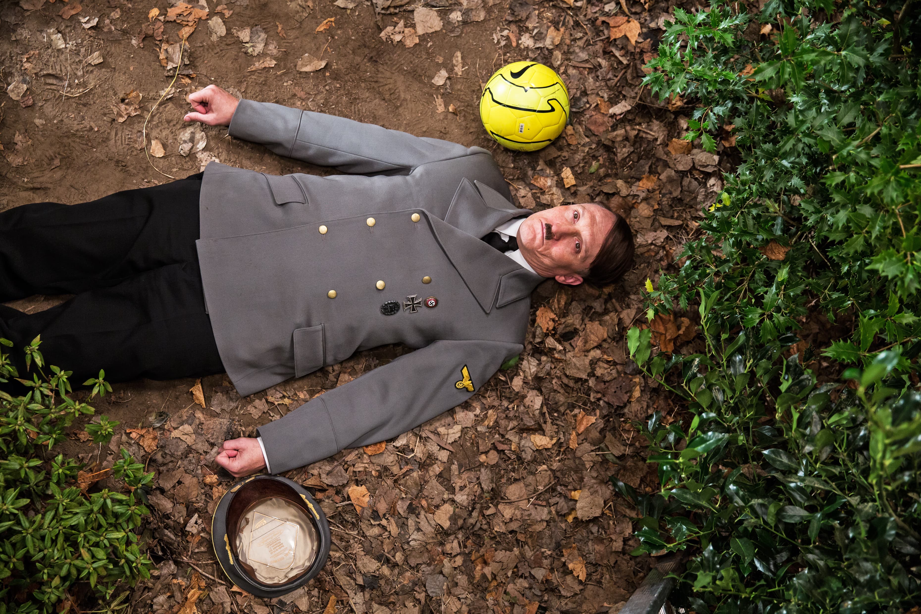Look Who's Back begins with Adolf Hitler waking up in 2015 on the site of his bunker in Berlin.
