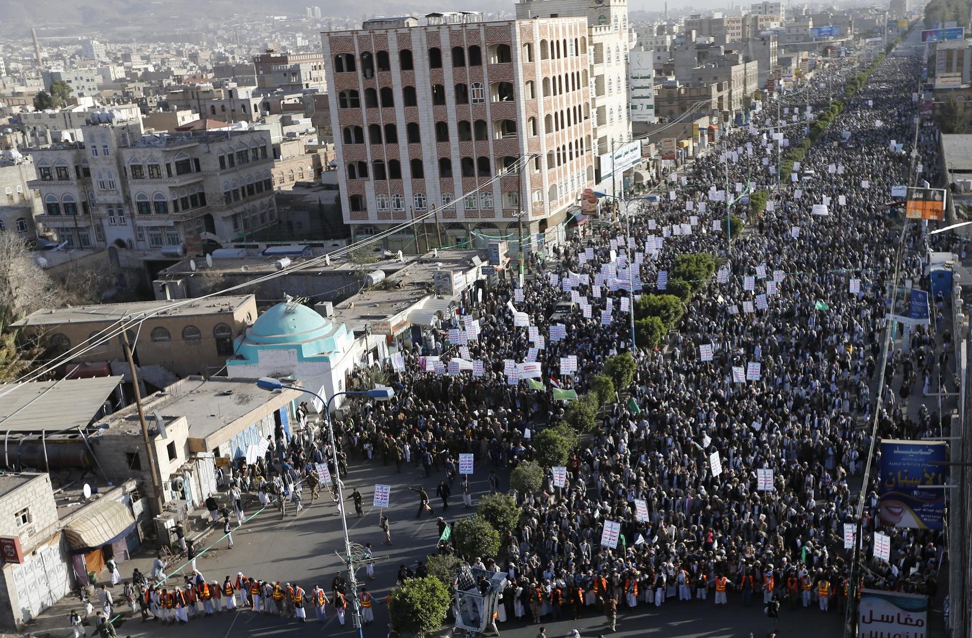 Followers of the Houthi movement march as they demonstrate to show support for the Shiite rebel group in Sana'a on January 23, 2015. 