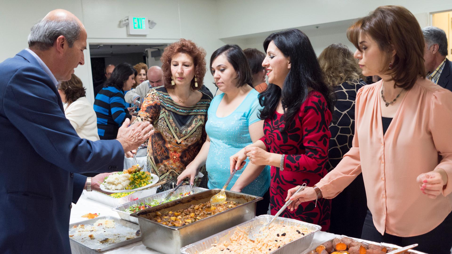 A large number of Armenian refugees live in the Los Angeles area. Every year the Armenian Christ Church hosts a Thanksgiving feast featuring traditional American and Armenian dishes.