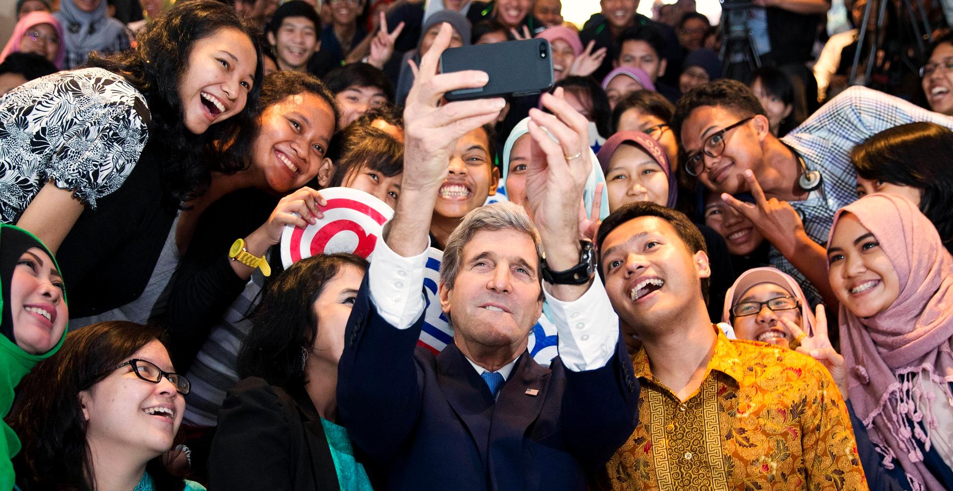 Kerry selfie with Indonesian students