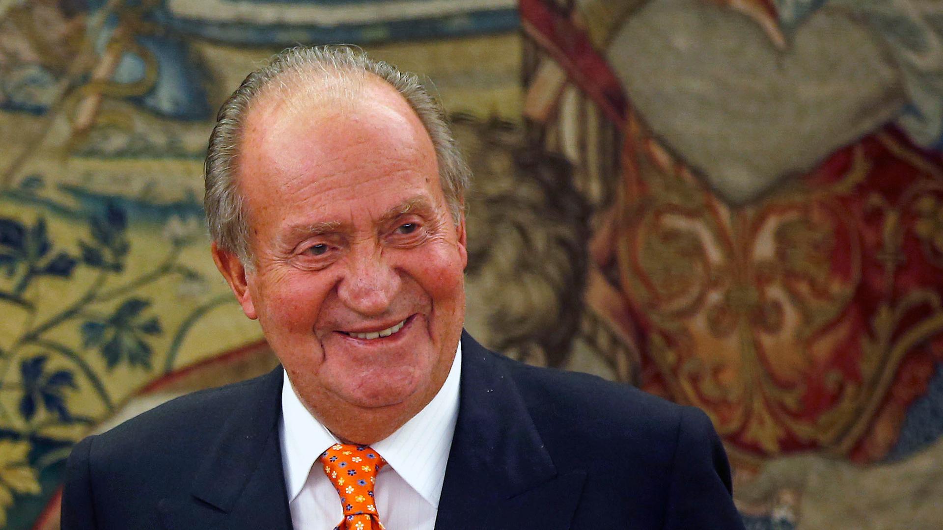 Spain's King Juan Carlos smiles in one of his latest audiences at the Zarzuela Palace outside Madrid, May 27, 2014. Spain's Prime Minister Mariano Rajoy said on June 2, 2014 that King Juan Carlos will abdicate and Prince Felipe will take over the throne. 