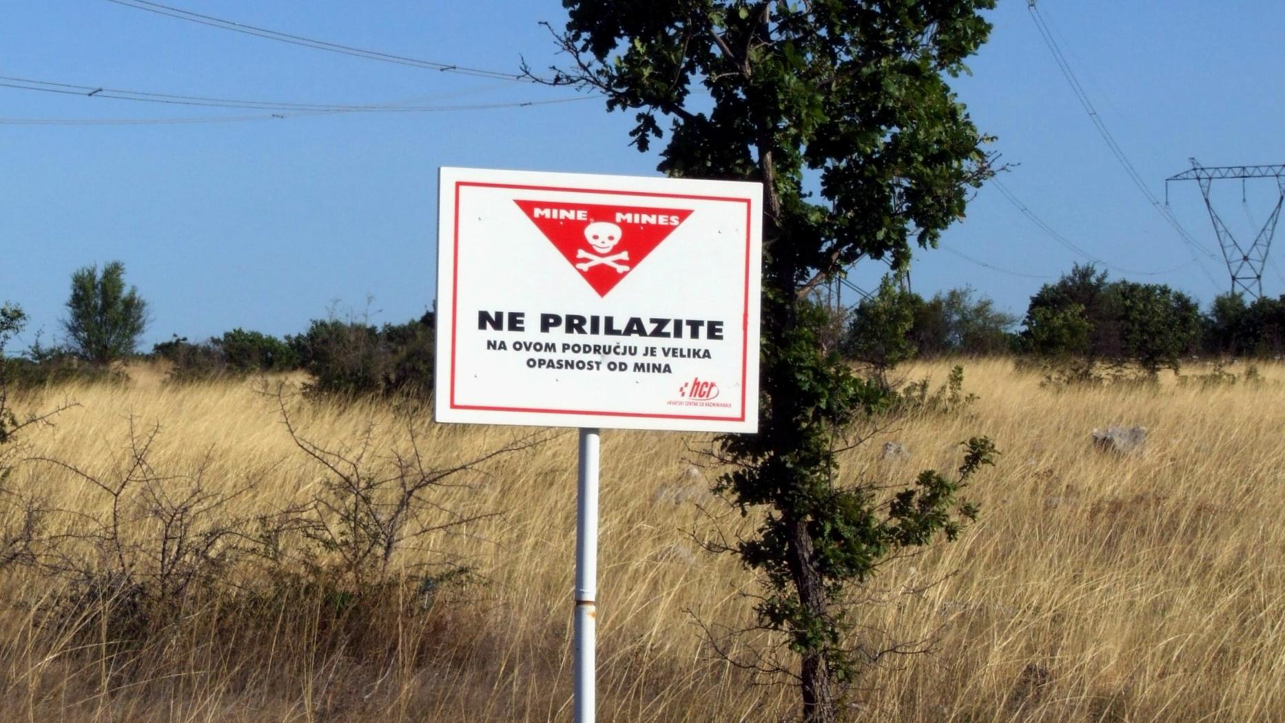 Croatian mine warning field