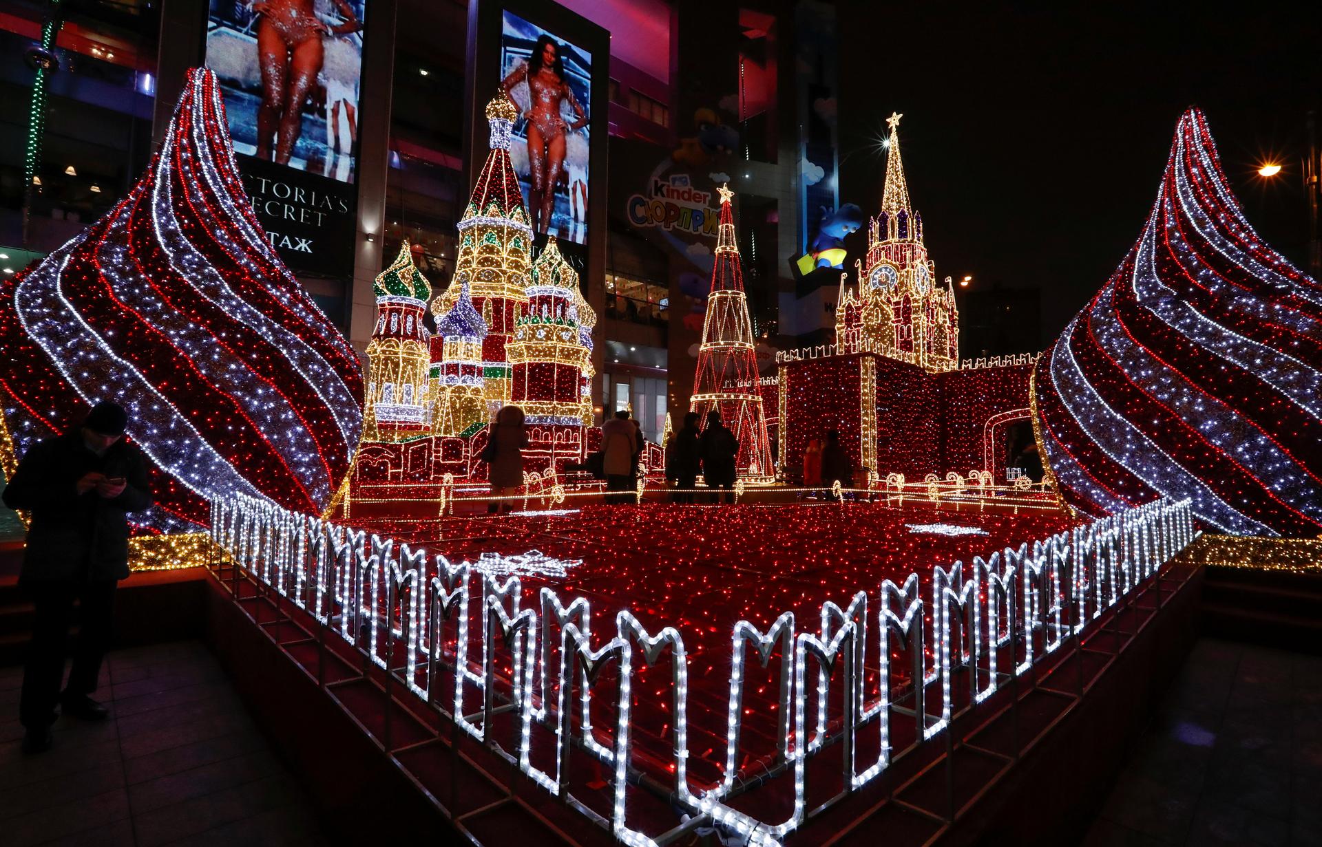 People watch festive decorations depicting the Moscow Kremlin for the New Year and Christmas season at Kievsky Railway Station in Moscow, Russia December 28, 2017.