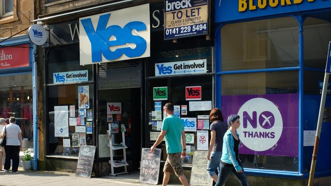 "No" signs recently appeared in an empty shop next to the headquarters of Oban's "Yes" campaign.