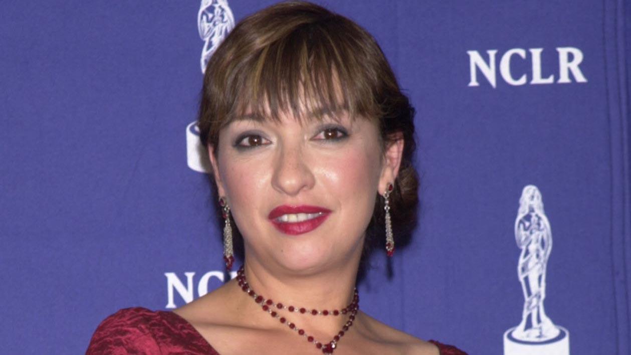 Actress Elizabeth Pena poses backstage after receiving honors for Outstanding Actress in a New Television Series for "Resurrection Blvd." at the sixth annual American Latino Media Arts (ALMA) Awards April 22, 2001 in Pasadena, California.