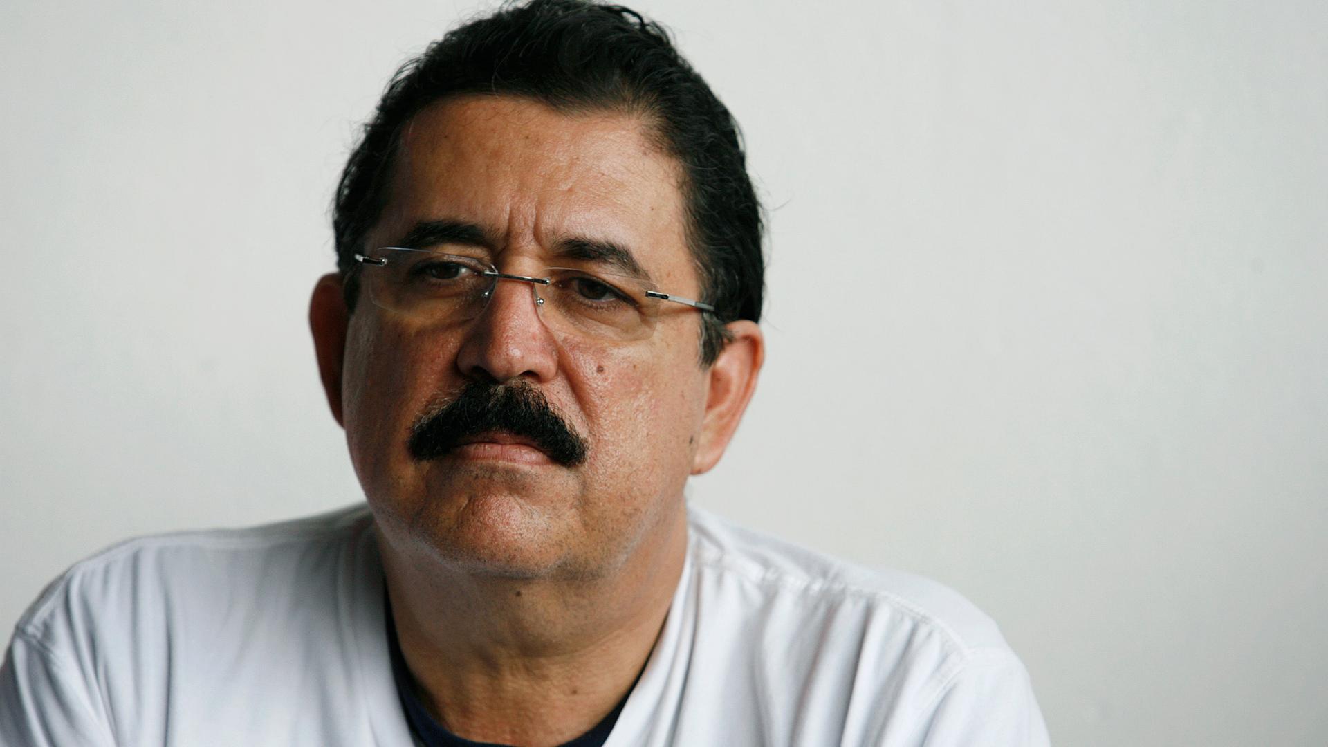 Honduras' ousted President Manuel Zelaya attends a news conference at Juan Santamaria airport in Alajuela, Costa Rica on June 28, 2009.