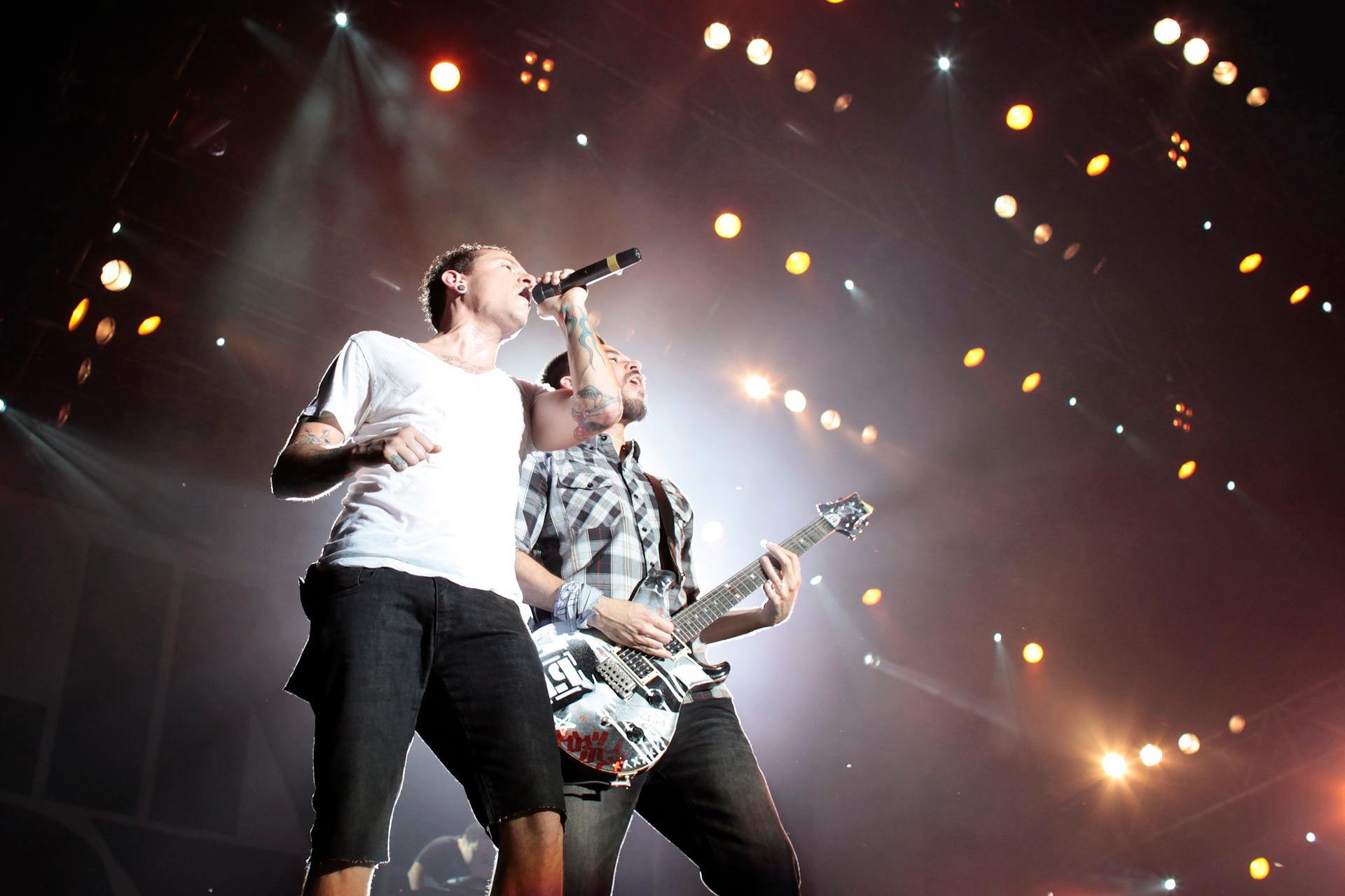 Linkin Park's frontman Chester Bennington (L) and Mike Shinoda perform at a concert in Shanghai August 15, 2009.