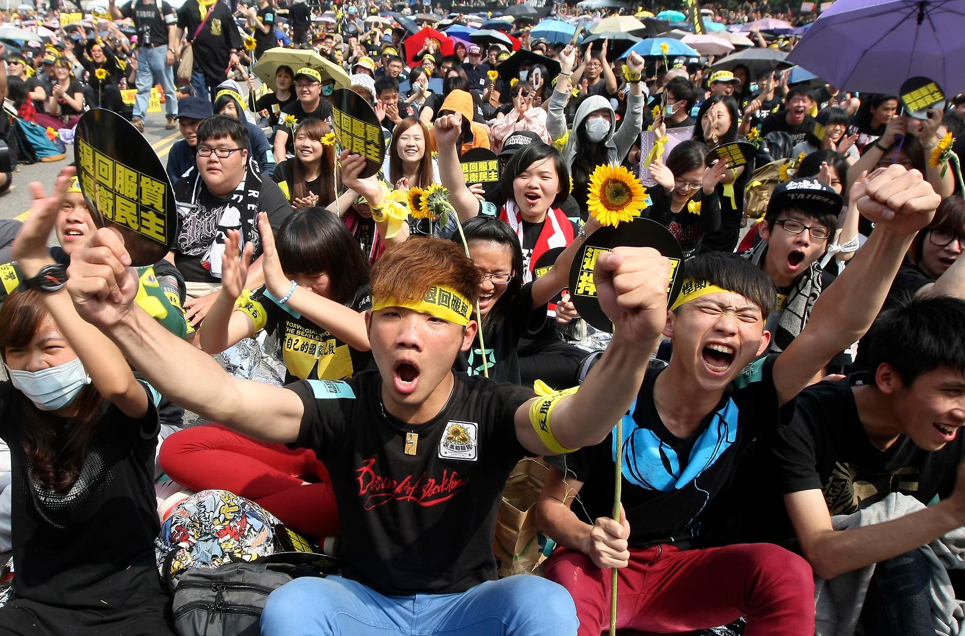 Demonstrators shout slogans in front of the Presidential Office in Taipei on March 30, 2014. Thousands of demonstrators marched the streets to protest against the controversial trade pact with mainland China.